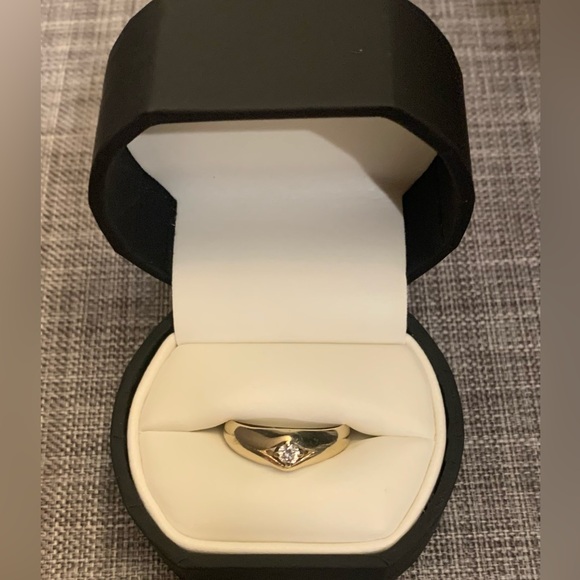 14K Yellow Gold Ring with a 1/3 ctw Diamond. Size 7 1/2. Beautiful ring - Picture 3 of 6